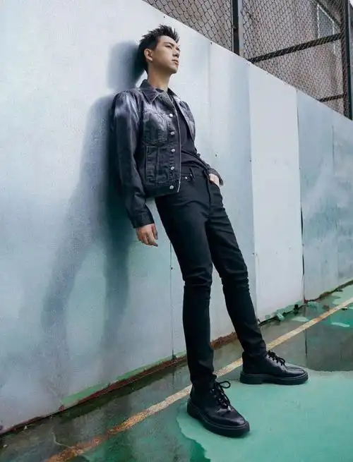 李现写真留个性刺猬头眼神不羁 穿扎染牛仔身形修长展型男魅力|大长腿