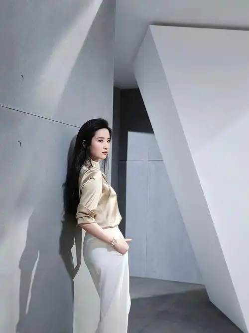 2021年8月15日,适逢#刘亦菲  生日之际tissot天梭携手刘亦菲推出全新