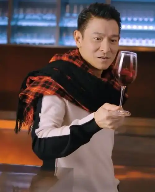 60岁刘德华吃了防腐剂把格子衫当围脖真时髦摇红酒杯好帅气