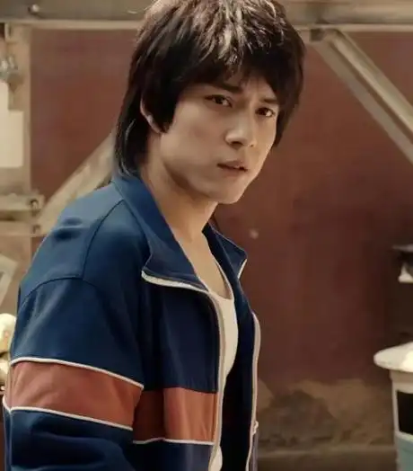 《似火流年》开场年代感十足,年轻演员出彩挑大梁,徐峥玩明白了