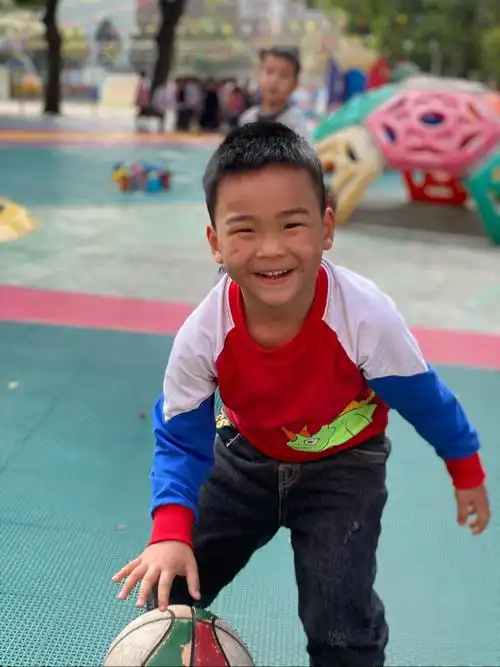 孩子们灿烂的笑容真让人暖心窝