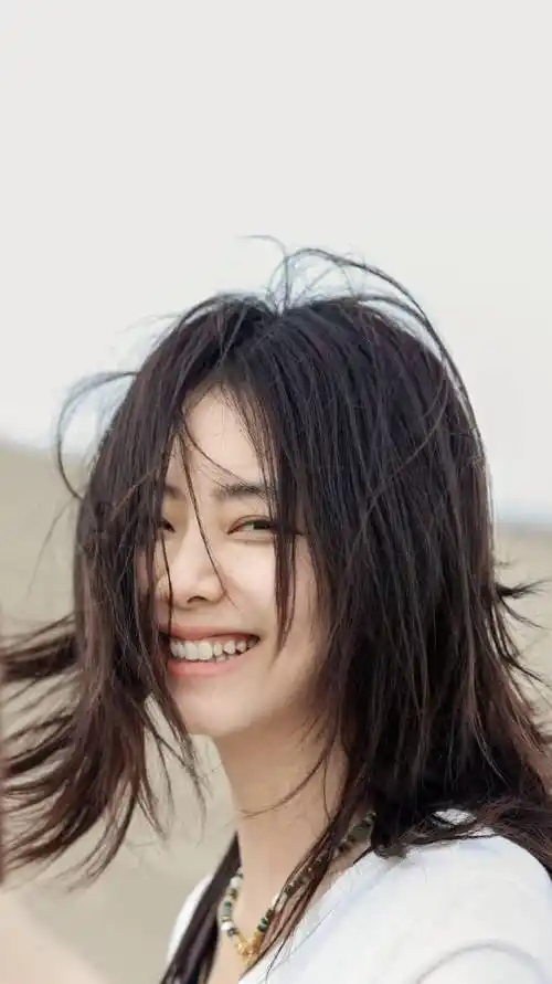 原创 谭松韵再晒美照,噘嘴卖萌俏皮可爱,笑容甜美灿烂宛如初恋