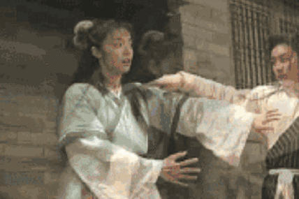 怪不得电视剧里只有上半身,镜头下移后,是不能看得"尴尬全景"