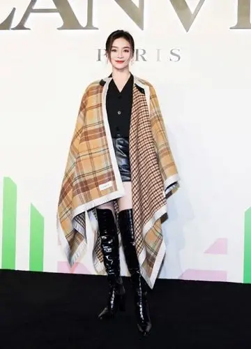 她曾被全网黑"滚出娱乐圈",今长靴穿成堆堆袜,靠鱿鱼腿抢镜!_袁姗姗