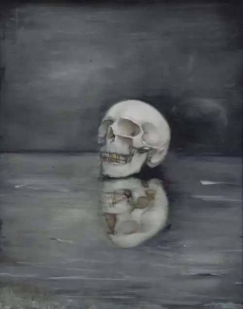 在《重生》之中,画面的中央是一具骷髅头骨,让