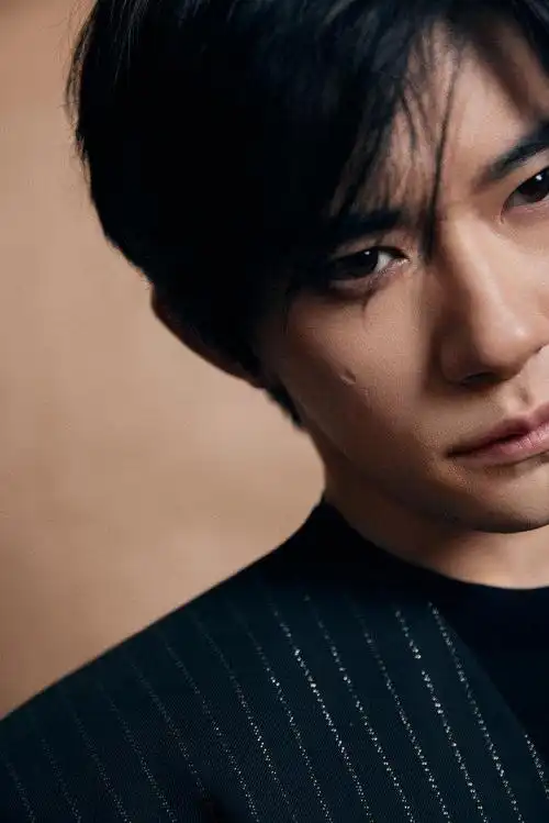 易烊千玺竖纹西装造型优雅帅气质感满满有被西装千玺苏到