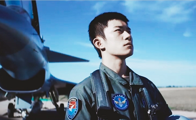空军网官方博客称:"宣传片展现了新时代空军飞行员的情怀,呈现了新