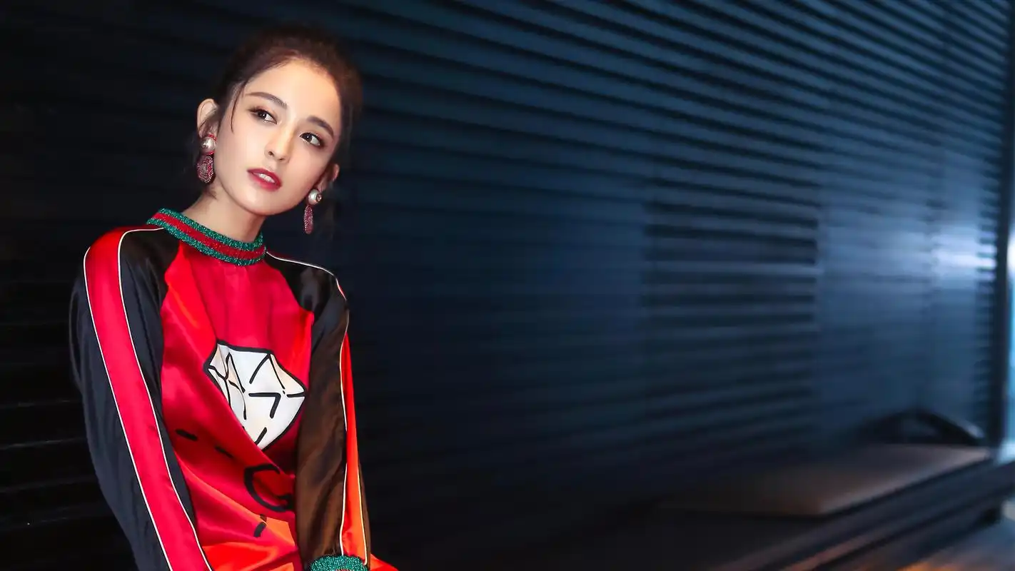 美女明星古力娜扎时尚桌面壁纸下载