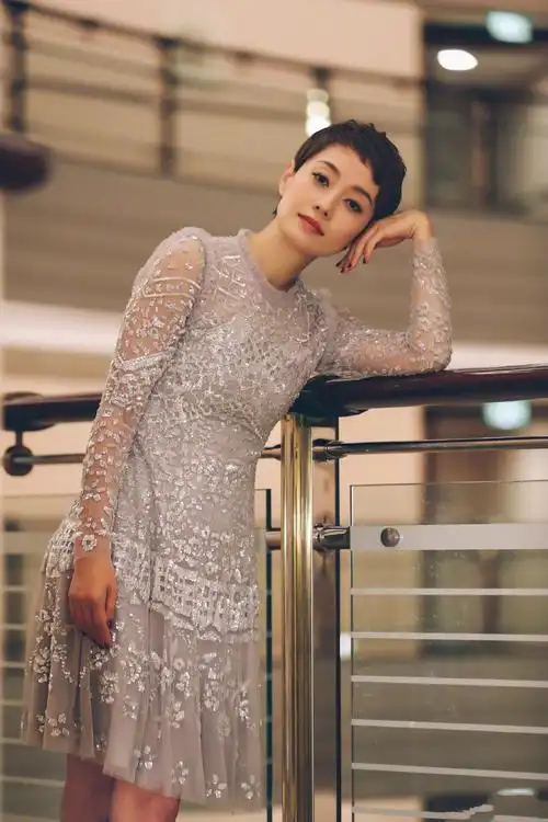 淡紫色的亮片蕾丝透视裙万分优雅,领口与裙边都是花边式造型,马伊琍穿