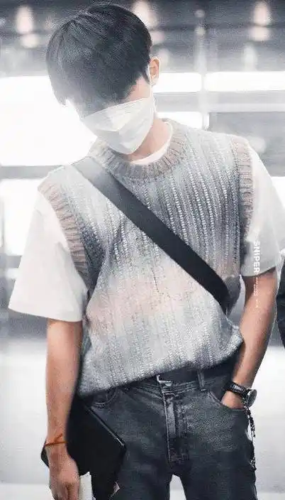 蔡徐坤帮黄旭熙p掉纹身,lucas却被说蹭热度,粉丝:威娱乐买不起_威神