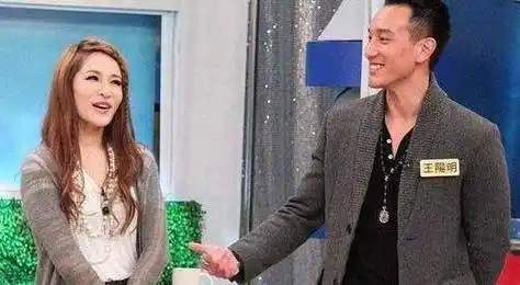 也就是在同一年,萧亚轩和王阳明的恋情被曝光,两个人谈恋爱的时候虽然
