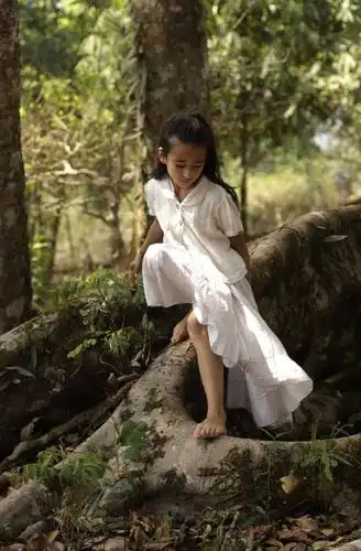 这对姐妹花最开心的就是赤脚奔跑在雨林的天地之间,观察植物,给小鸟