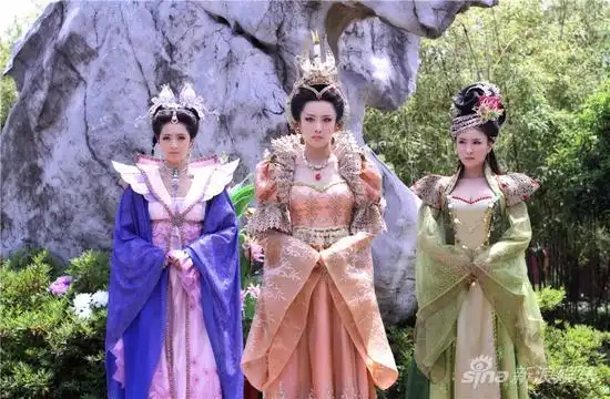 封神英雄李依晓率众美艳女妖出战图