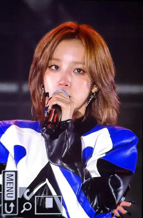 宋雨琦改编灰色轨迹国语版##宋雨琦赛车服短发造型