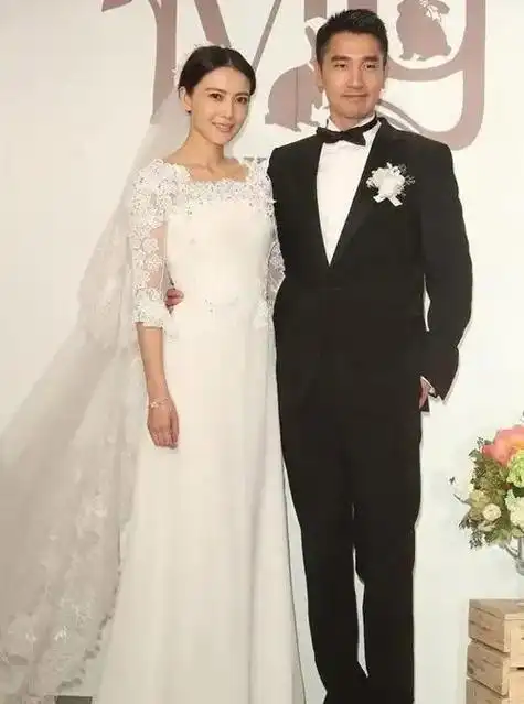 李小璐婚纱照李小璐近期机场照明星夫妻婚纱照