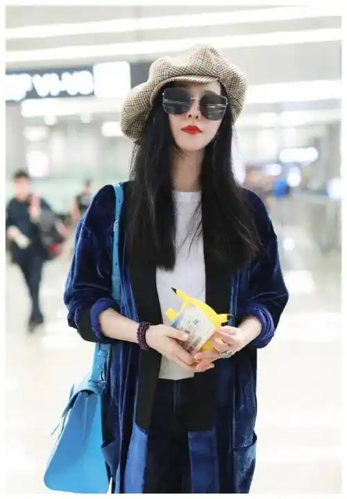 范冰冰机场街拍真高调,穿丝绒外套搭56500包包,38岁美得高级_大衣