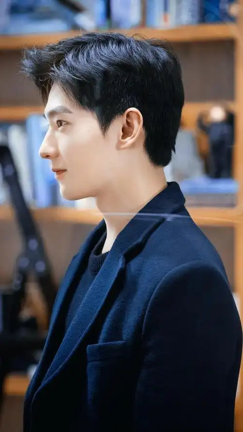 杨洋在你是我的荣耀剧中服装造型