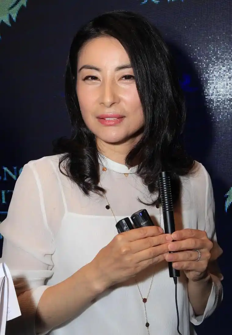 豪门阔太郭晶晶真低调!雪纺上衣配黑色长裤优雅利落,优雅大气