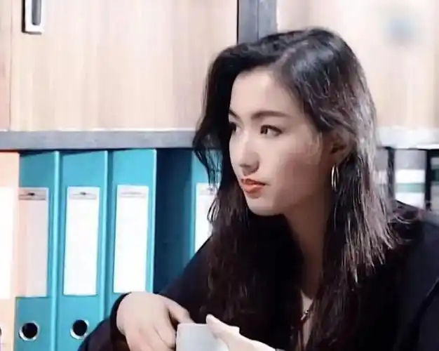 长发红唇的郑秀文是不是很少见?在《壹号皇庭》中就能看到.