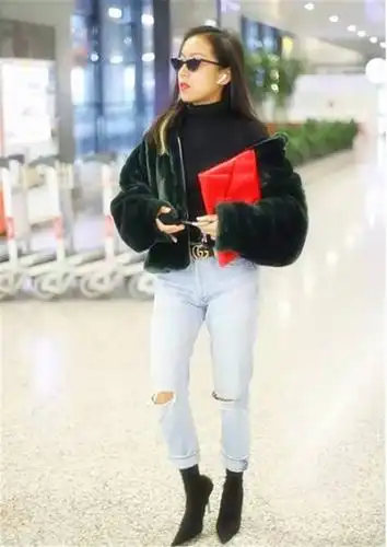 紧身内搭,让吉克隽逸超级性感,同时搭配的浅色破洞牛仔裤,又呈现了