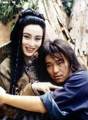 看看星爷和美女们的合照,个个都是美轮美奂,充满了青春的回忆_周星驰