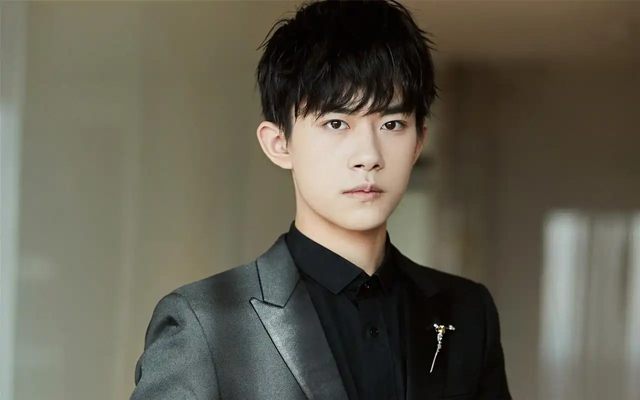 易烊千玺黑色西装内敛帅气图片桌面壁纸