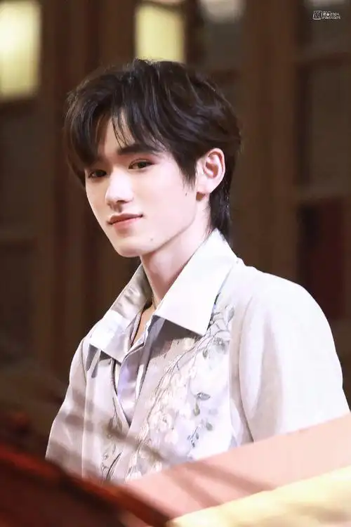 宋亚轩智族gq创意大赏##时代少年团中式刺绣西装##gq红毯##今日星拍