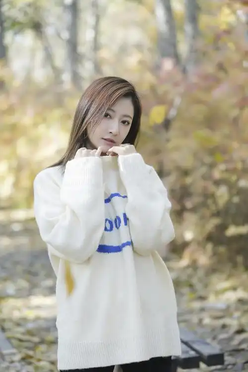 余玥秋日写真曝光 新剧《不知东方既白》即将上线