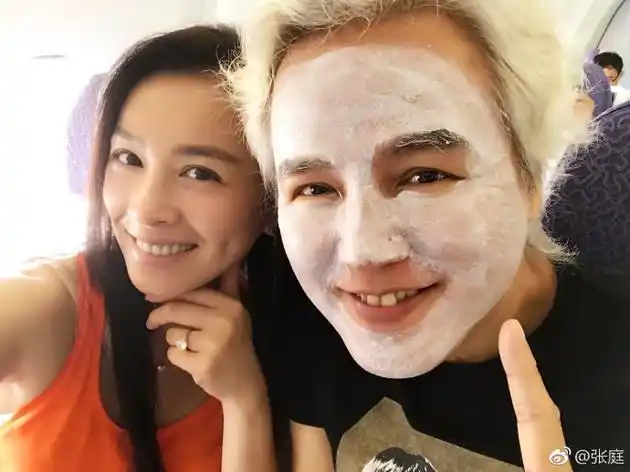 张庭在飞机上给老公敷面膜 林瑞阳一头白发