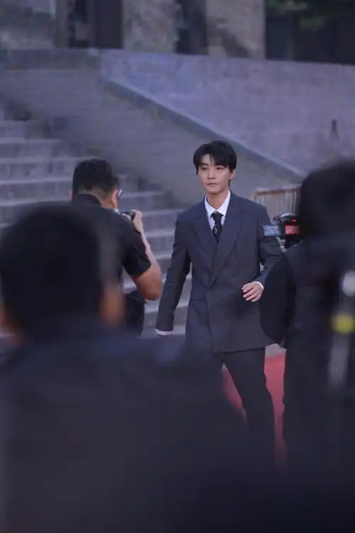 王俊凯亮相平遥开幕红毯##平遥国际电影展##王俊凯红毯全身镜头