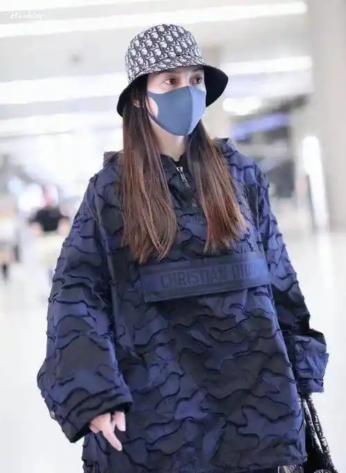 angelababy穿100000dior走机场,素颜黑眼圈挡不住"巨星风采"!