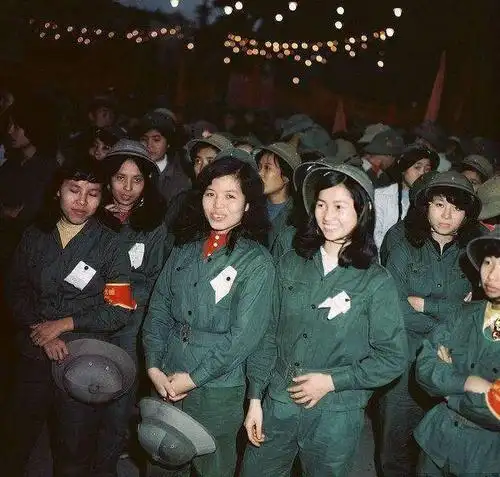 实拍:79年解放军兵临城下 越南女人街头备战