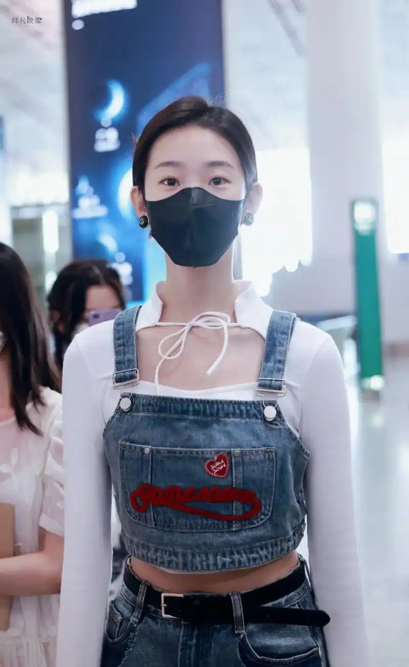 宝藏女孩 #张艺凡#张艺凡 今日机场照片,飞武汉啦 - 抖音