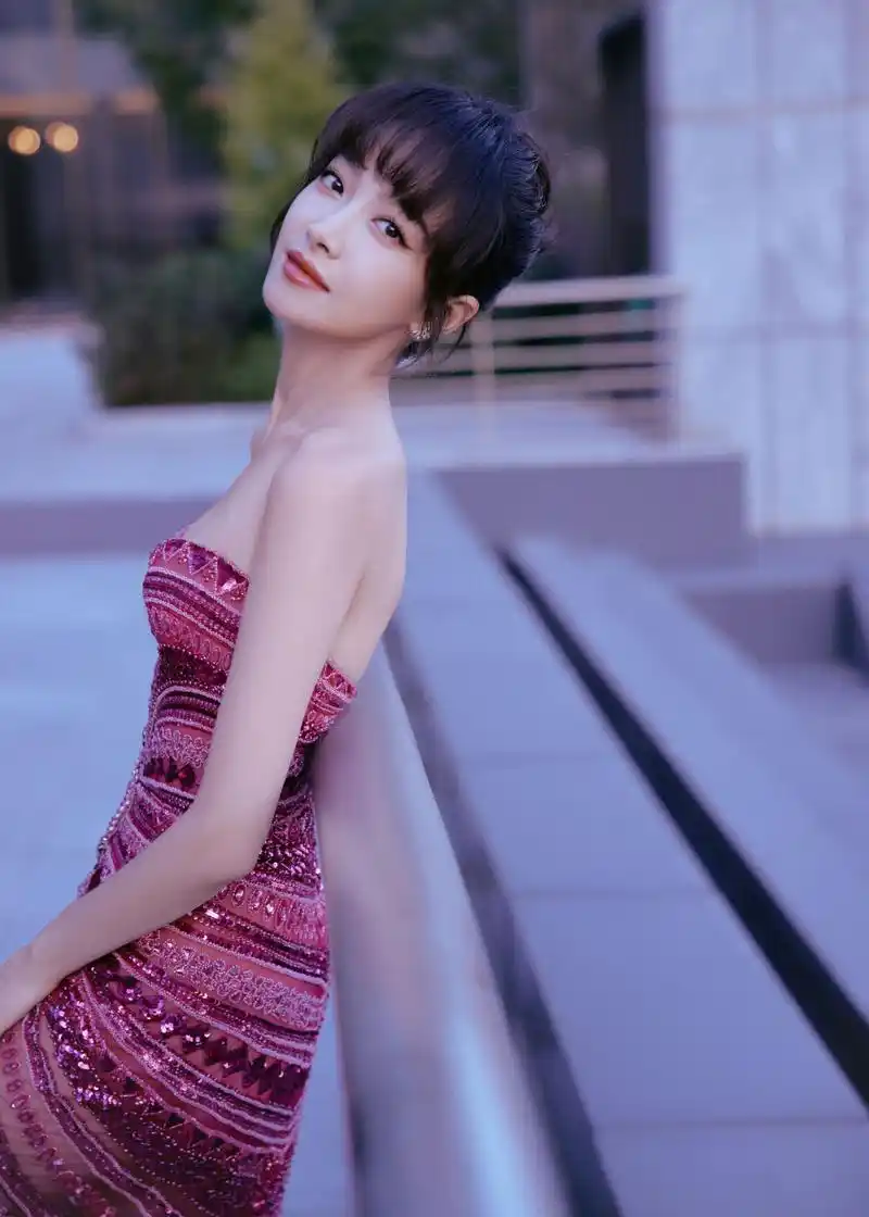 宋茜身着粉色亮片抹胸长裙,优雅气质迷人.