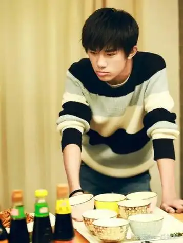 王源带易烊千玺广州吃美食,王源千玺吃饭