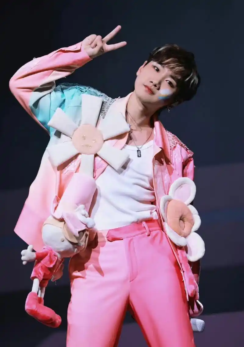 汪苏泷造型师哪位,这不得给造型师加鸡腿,可甜可酷,真的太帅啦,没看过