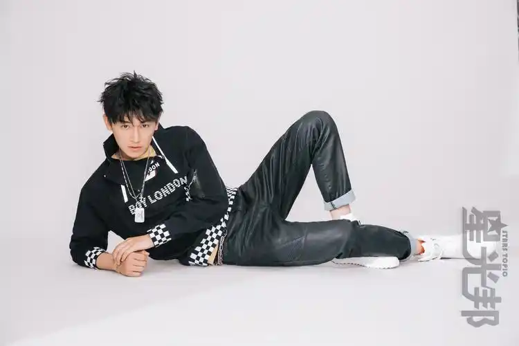 逆天大长腿!杨旭文最新美图曝光演绎秋季时尚穿搭