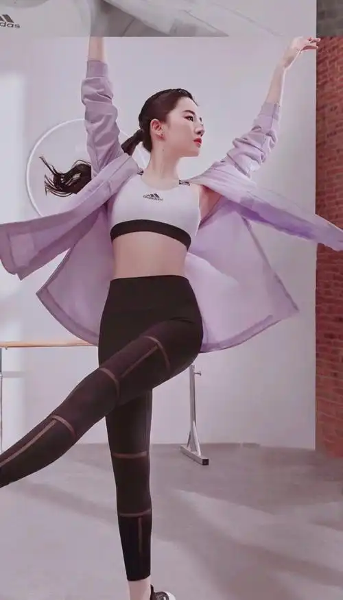 刘亦菲青春靓丽的运动装旧照