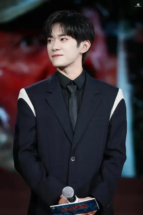 易烊千玺黑西装抓拍