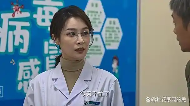 作为医生的职业,以一身白大褂的形象,出现在荧幕前,脸部表情十分沉稳
