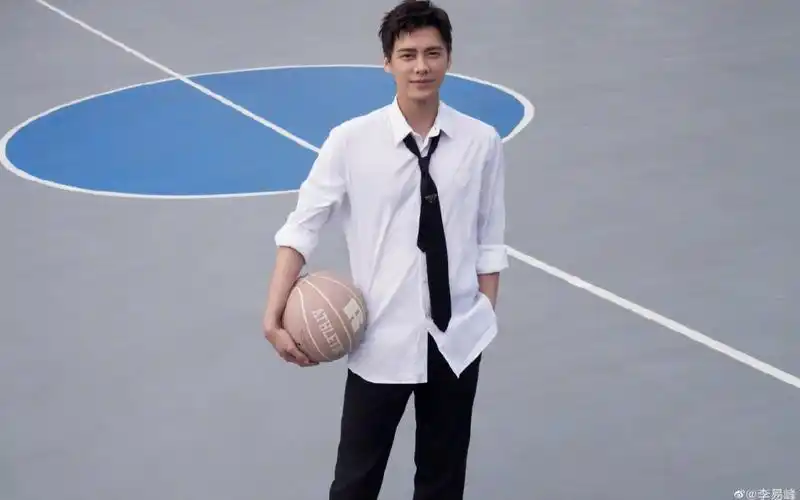 李易峰35岁生日照 白衬衫黑领带球场打球学院风满满