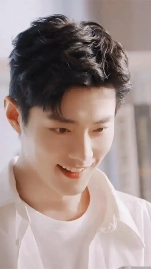 当初的少年因为一个笑容走上巅峰,如今的肖战笑容依旧,初心不改!