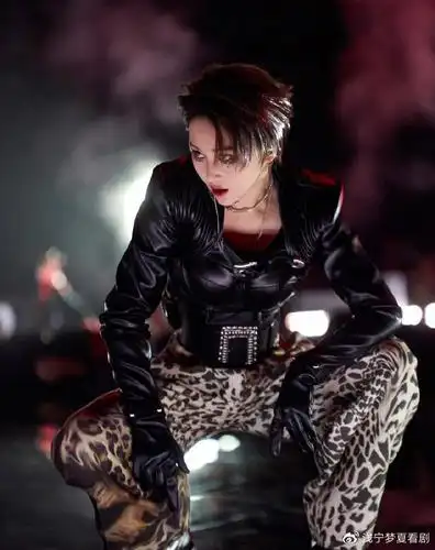 张馨予晒超酷皮衣豹纹裤造型自曝登台后双腿颤抖反差萌太可爱