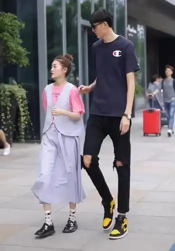 最萌身高差男生1米9还穿aj蜜蜂鞋增高女友只到他腰