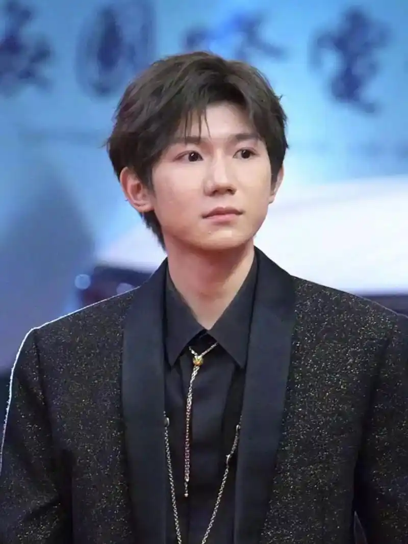 王源生图 明星再有钱也难求一个好皮肤 王源生图 这说明明星再有钱也