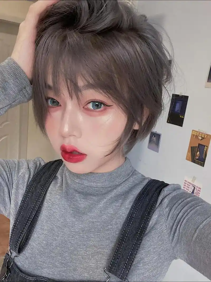 谁染谁好看#米灰色.漂了两次哦～#超飒短发女生 #质感染发 - 抖音