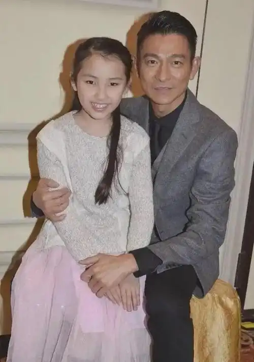 刘德华和女儿刘向蕙的合影眼睛脸型非常像妈妈耳朵像天王爸爸