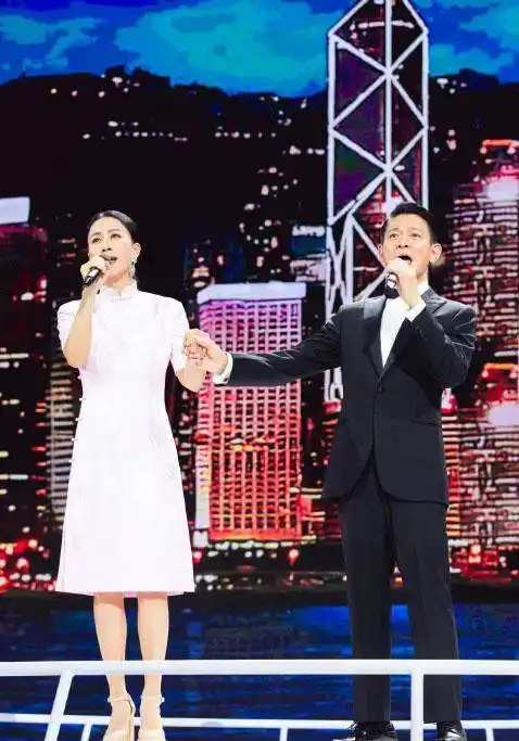 刘德华那英时隔24年再唱东方之珠华仔帅气那姐穿旗袍惊艳