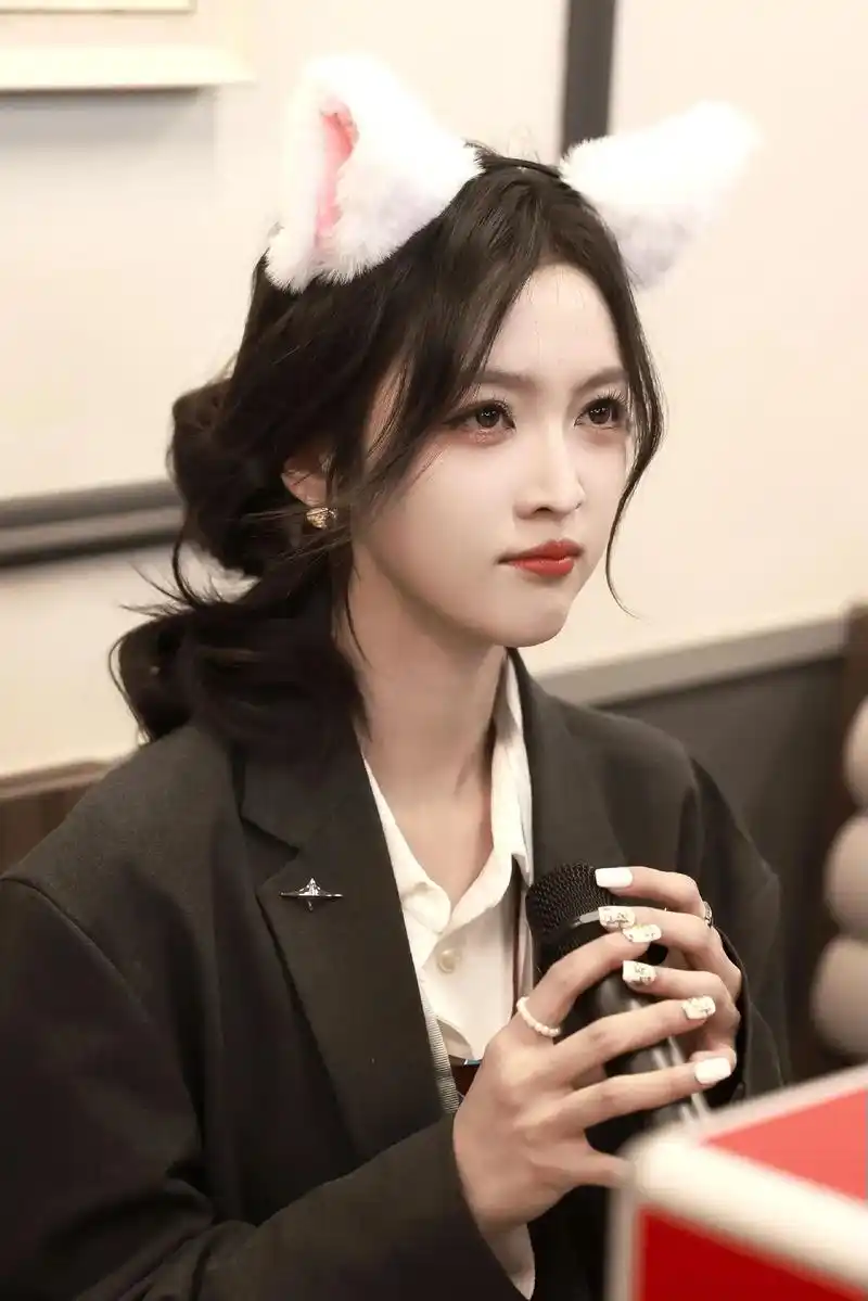 吴宣仪 #甜妹 眼睛亮晶晶的小猫咪 9378 今天超漂亮的! - 抖音