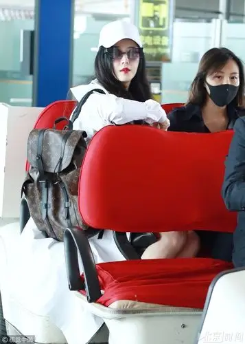 范冰冰光腿穿皮裙 膝盖上的创可贴亮了